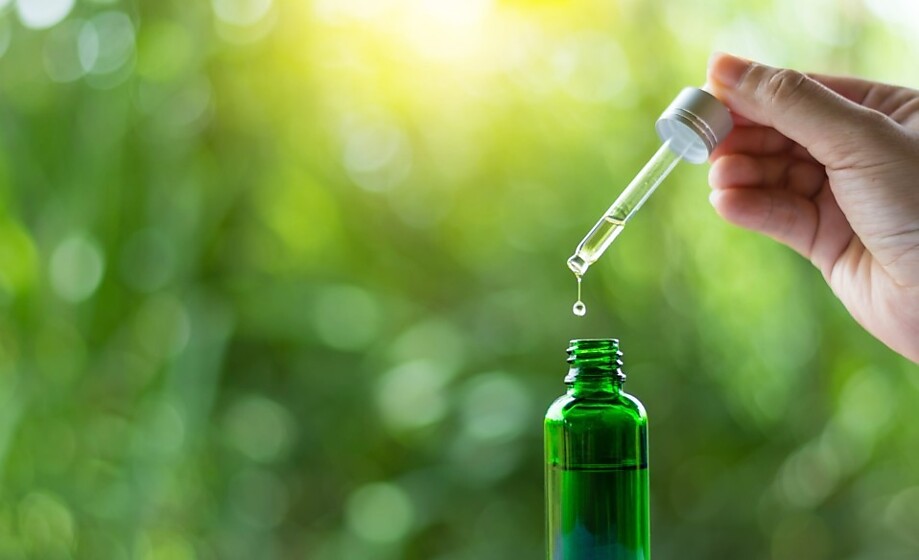 аптечная упаковка растительных капель в руках